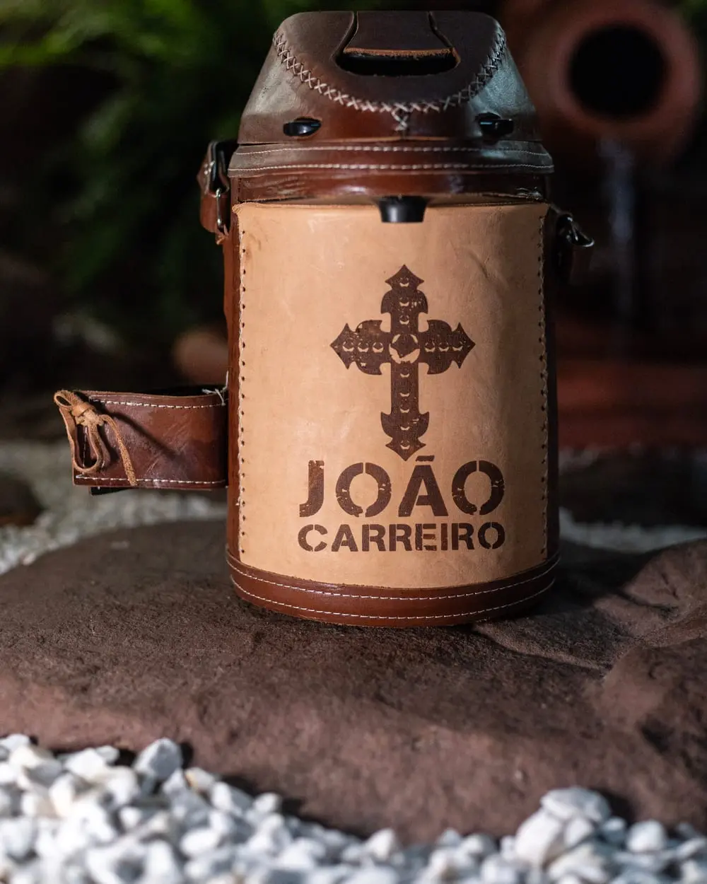Kit de tereré revestido em couro natural, com a cruz e o nome João Carreiro gravados